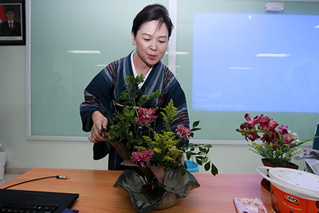 Workshop Seni Merangkai Bunga Jepang Ikebana Universitas Al