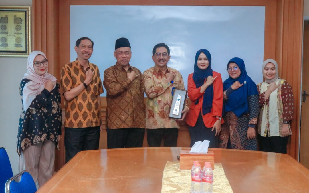 Unit Layanan Disabilitas UAI Mengantarkan Penghargaan Peringkat Kedua Nasional Penguatan ULD ke Rektor