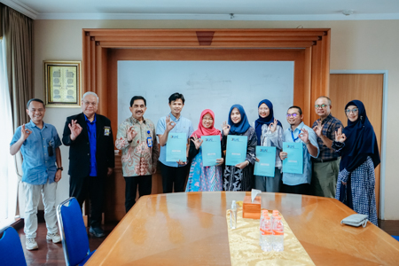 UAI Laksanakan Penyerahan Surat Keputusan Kenaikan Jabatan Akademik Dosen