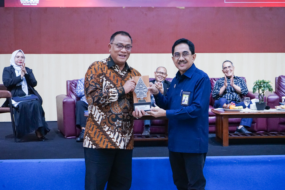 Menteri Lingkungan Hidup Bahas “Masa Depan Hukum Lingkungan Indonesia” dalam Seminar Nasional FH UAI