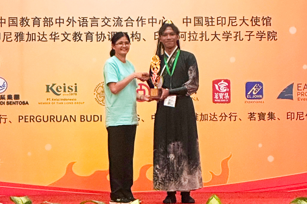 Harumkan Nama UAI, Mahasiswa Raih Juara Favorit pada Chinese Bridge Tingkat Nasional 2026
