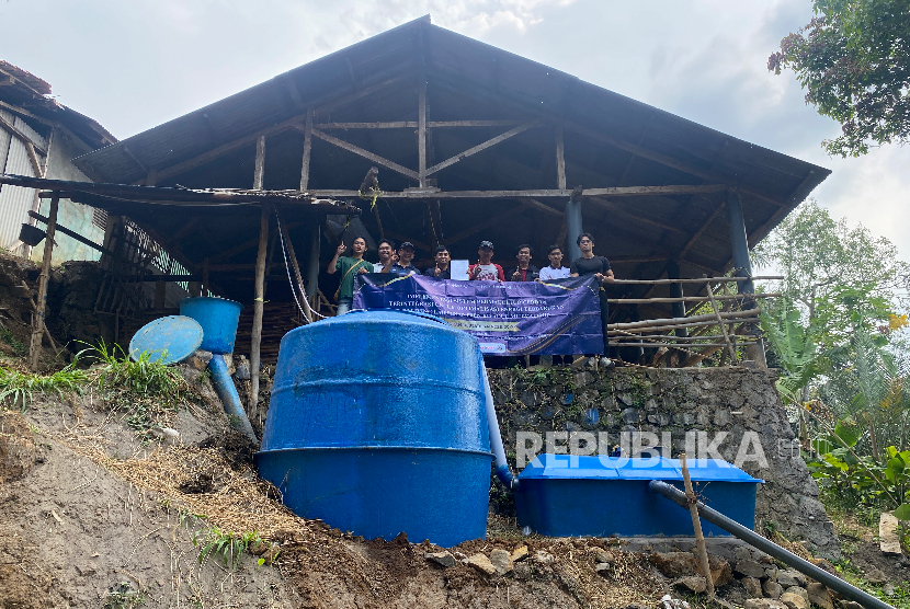 Tim Peneliti UAI Pasang Instalasi Biodigester di Pesantren Riyadul Muta’alimin